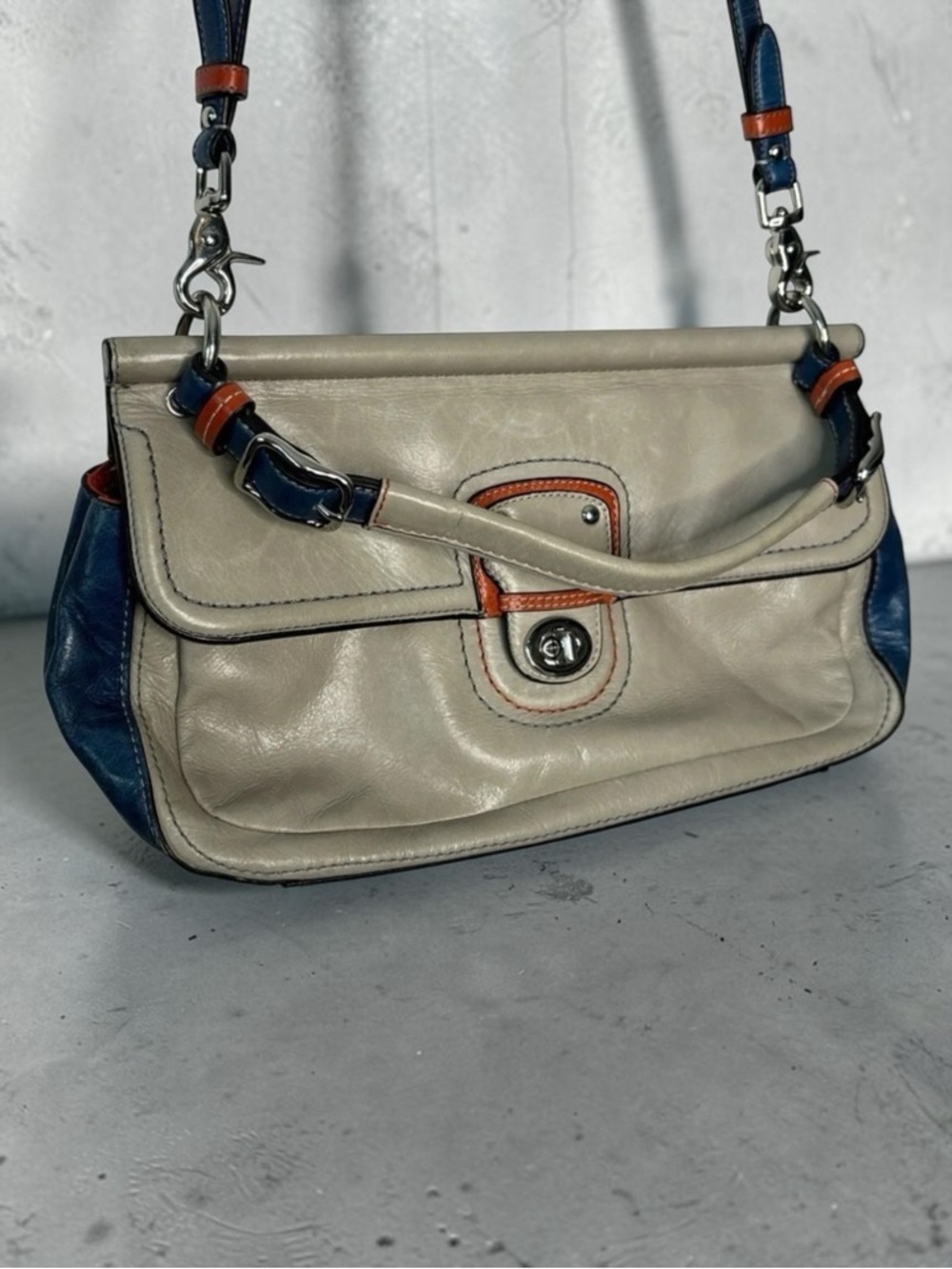 Coach Vintage Y2K City Willis 2
Way Colorblock Leather Turn
Lock Crossbody Bag - Picture 13 of 13